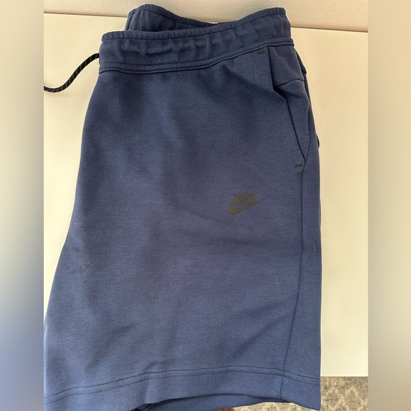 LIKE NEW! Men’s Nike Tech Above The Knee Shorts! - Picture 3 of 3